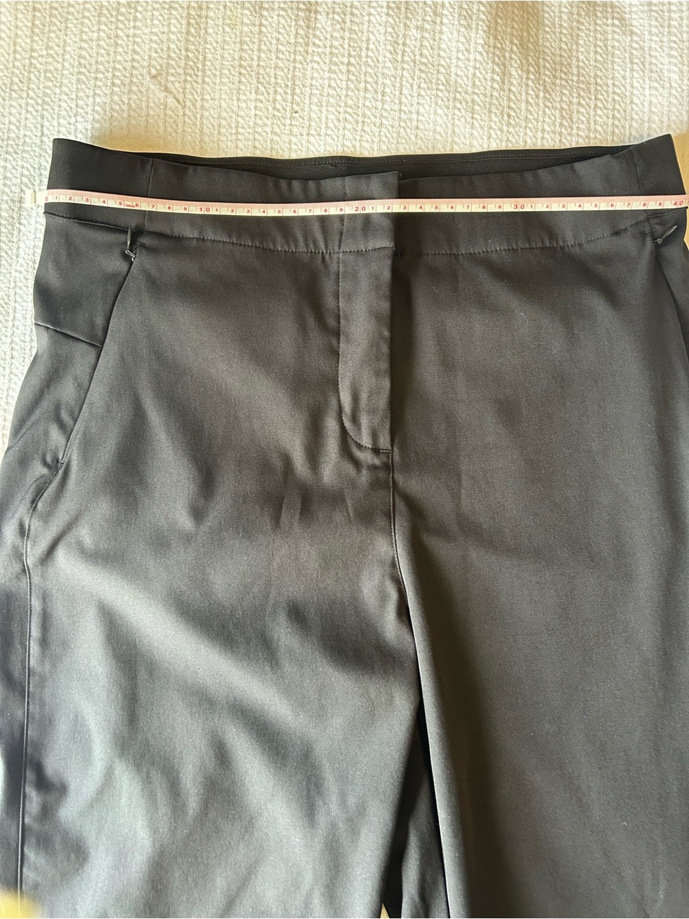 Lolë Women’s Black Slim/Tapered Leg Pants – Size 10
